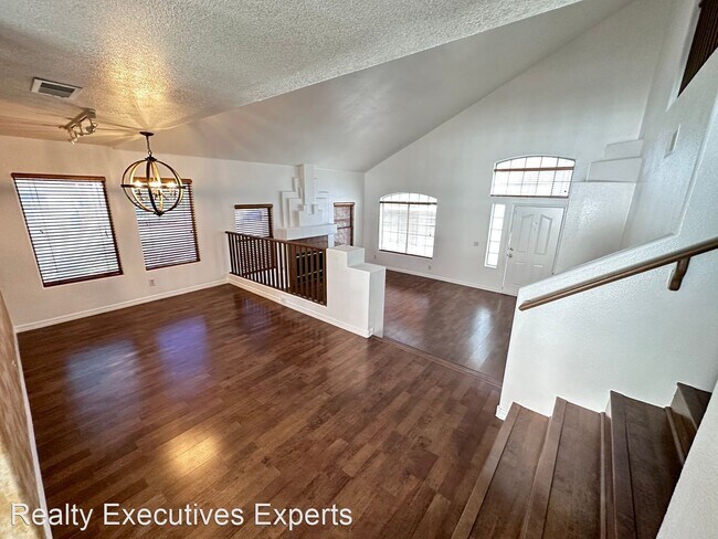 Foto del edificio - 3 br, 2.5 bath House - 7802 West Gilmore Ave.