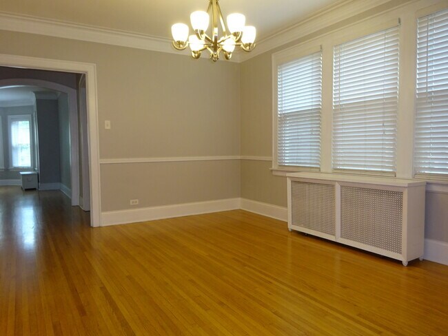 Foto del edificio - 5528 W Berteau Ave