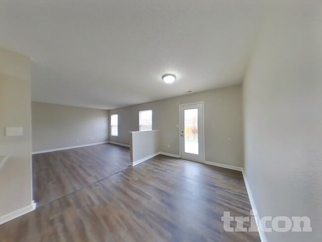 Building Photo - 703 Sweet Creek Dr