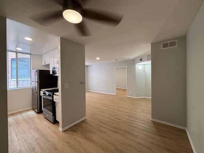 Interior Photo - 314 South Manhattan Place
