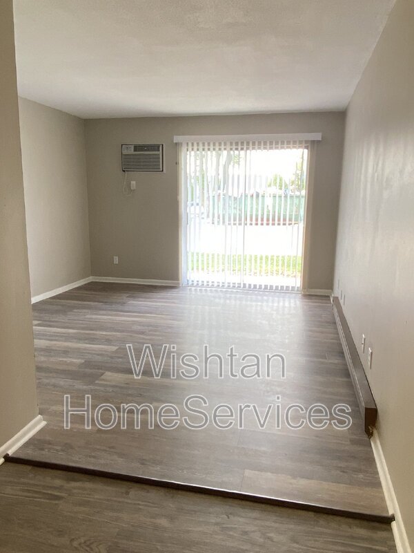 Foto del edificio - 217 Charleston Blvd