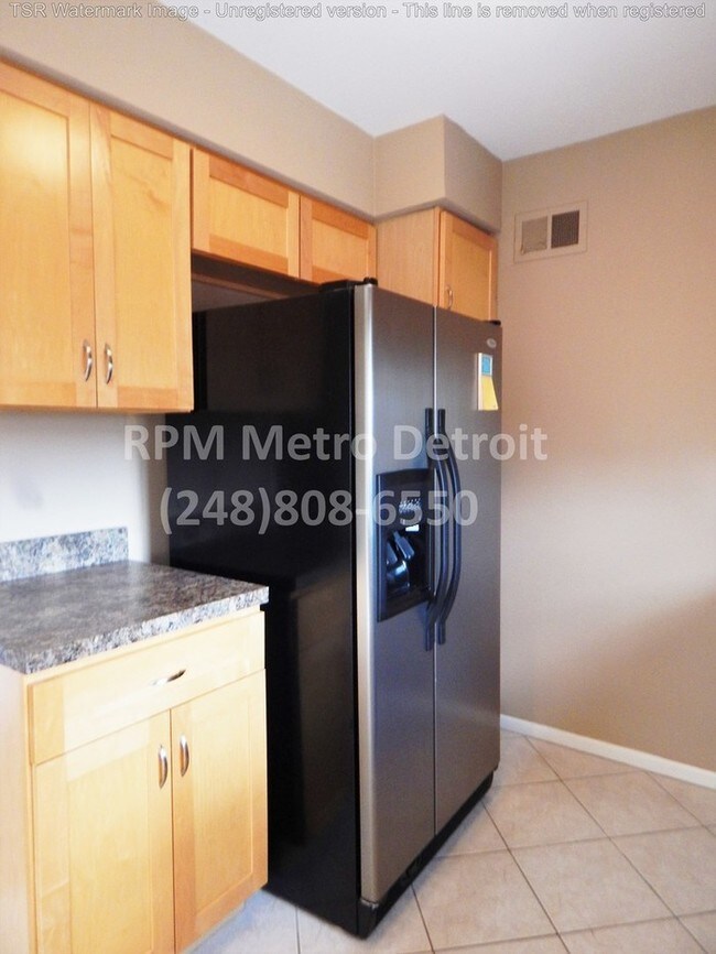 Building Photo - ROYAL OAK/ End Unit Condo!!!!