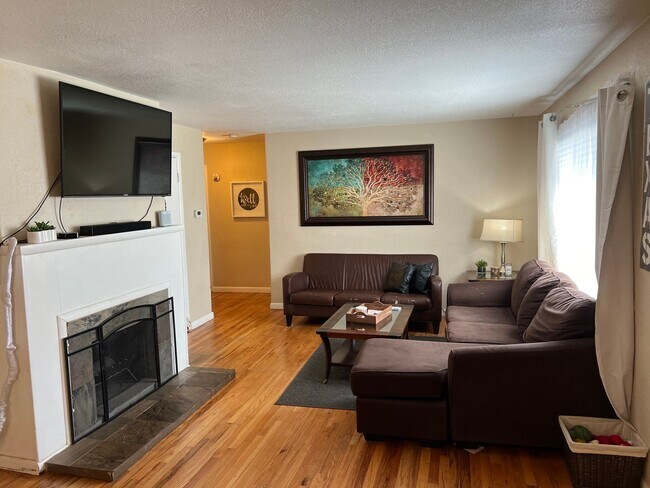 Building Photo - Fantastic 3 bed, 2 bath home in Harvey Park