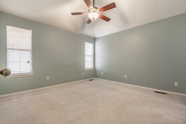 Building Photo - 904 Merlin Cir