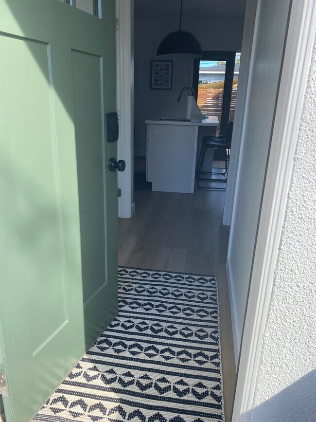 Private Entrance - 1457 Loma Ave