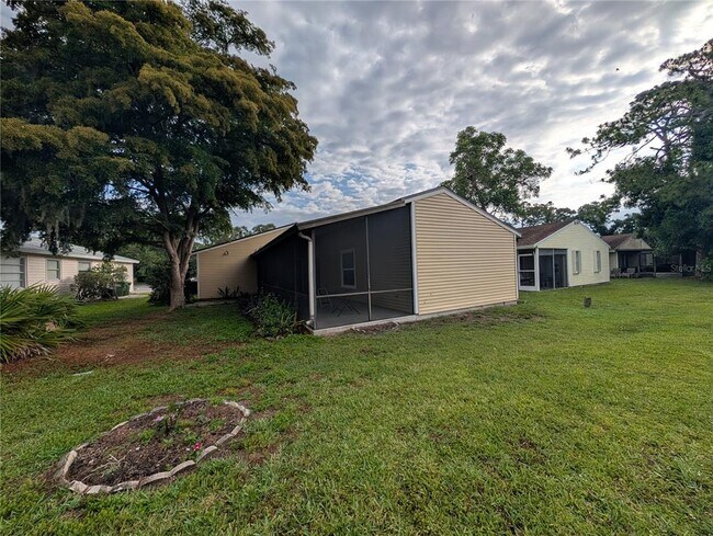 Foto del edificio - 517 Bearded Oaks Cir