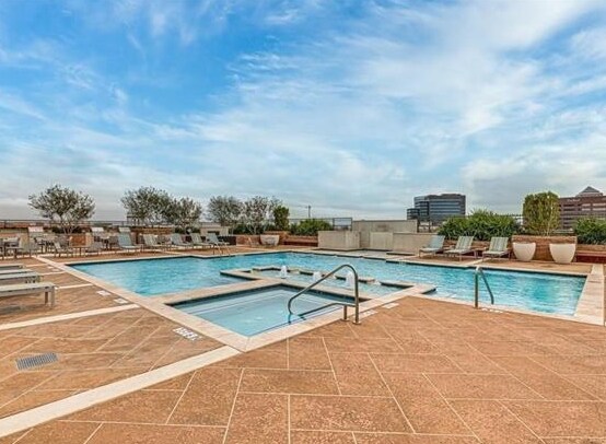 Building Photo - 330 Las Colinas