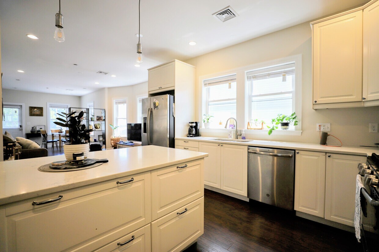 Kitchen - 68 Topliff St