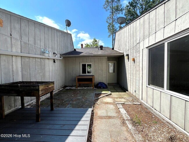 Building Photo - 125 Mallard Cove