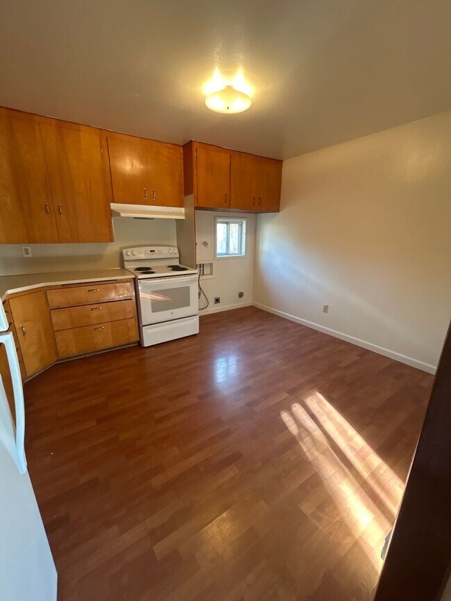 Foto del edificio - No Rent Until February!! 3 Bedroom 1 Bath House Country Feel with City Access!