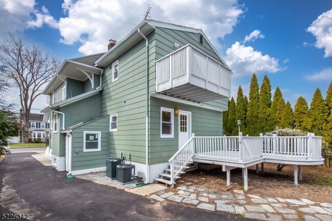 Building Photo - 702 Springfield Ave