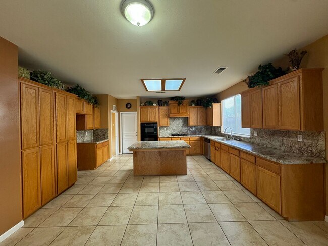 Building Photo - MOVE IN SPECIAL! Beautiful Northwest Locat...