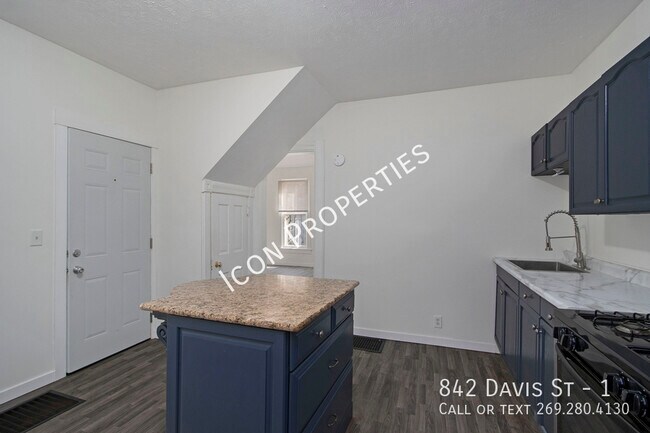 Foto del edificio - HUGE STUDIO W/ WALK IN CLOSET!