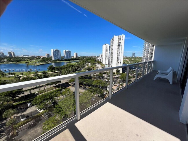 Foto del edificio - 3731 N Country Club Dr