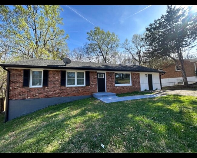 Building Photo - 1305 Ashbourne Dr