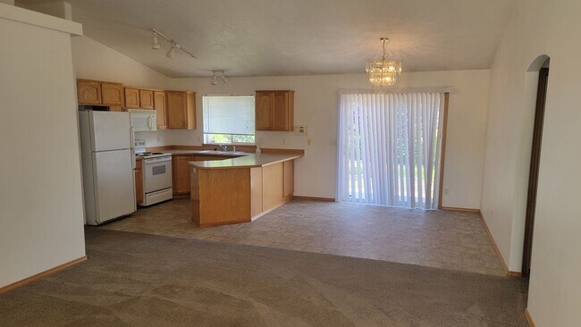 Building Photo - * MOVE IN SPECIAL* 1/2 OFF 1st FULL MONTH'...