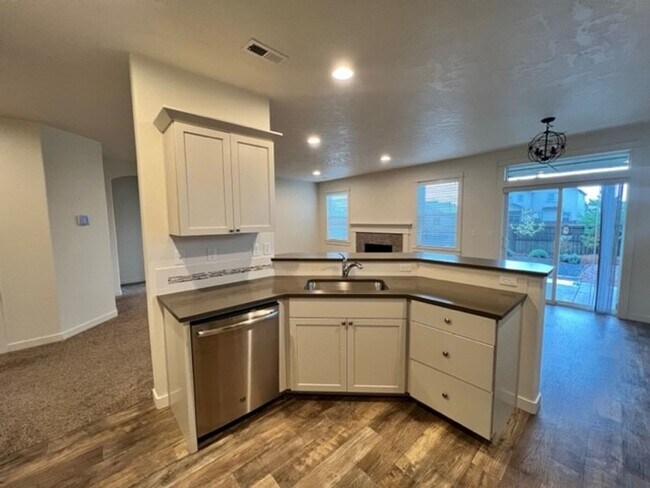 Building Photo - Three Bedroom Home in NW Redmond with Thre...