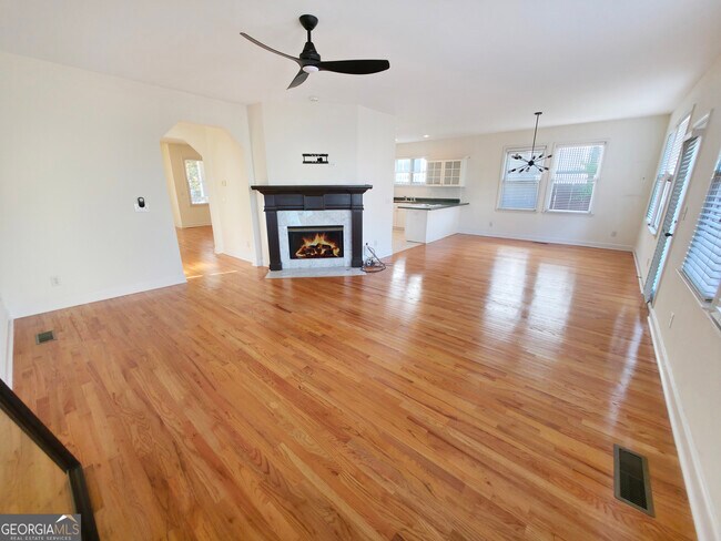 Building Photo - 136 Crumley St SE