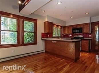 Building Photo - 393 Metropolitan Ave