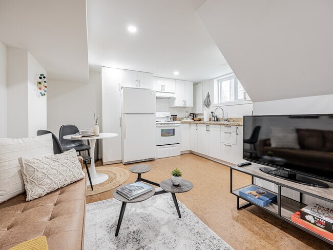 Building Photo - 140 Annette St