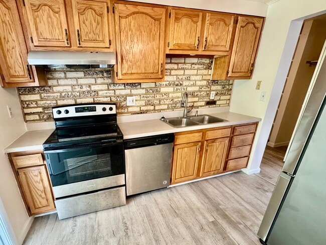 Building Photo - Spacious Split Level 3/1.5 House in Baldwi...