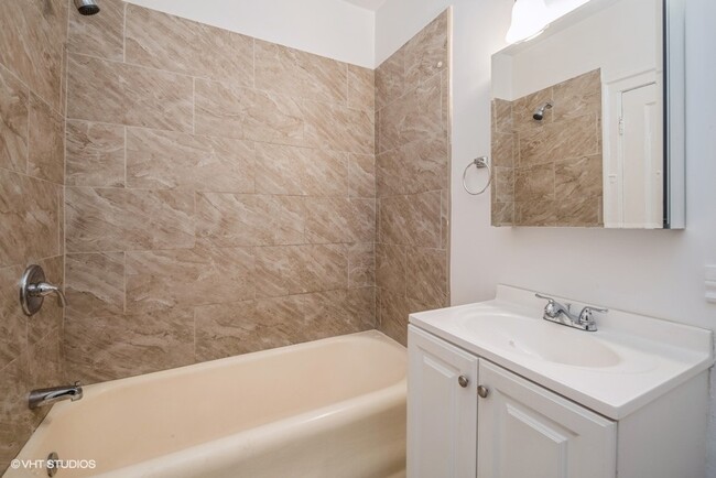 Building Photo - Spacious Beverly 1 Bedroom, Heat & Gas Inc...