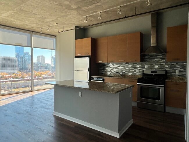 Building Photo - 1136 S Delano Ct W