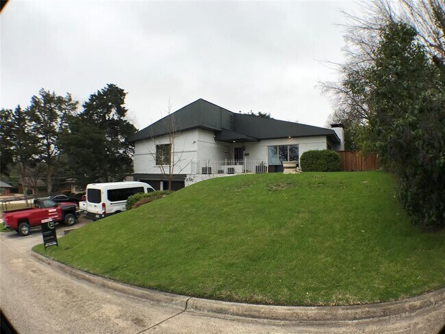 Building Photo - 2512 Delmac Dr