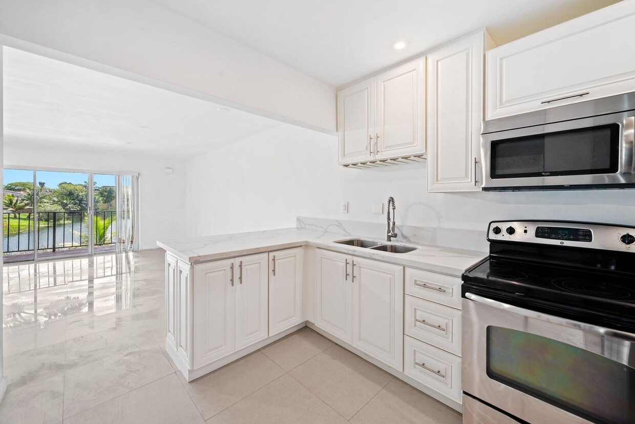 Foto principal - Peaceful corner unit 2 Bed 2 bath overlooking beautiful lake