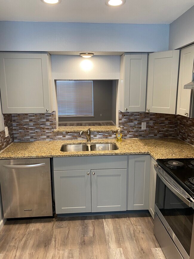 Hermosa cocina - 15613 Weldon Dr