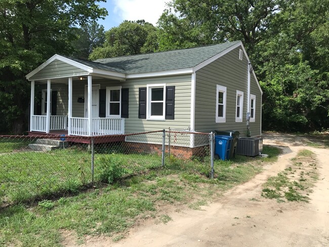 Building Photo - Great Location in the middle of Fayettevil...