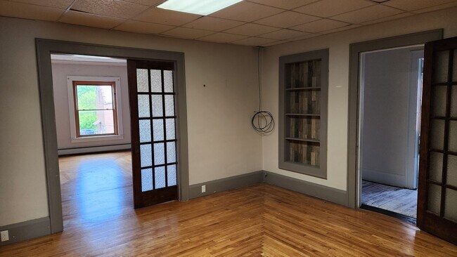 Foto del edificio - Large 4-5 Bedroom on Historic Main Street in Salamanca NY! Available Now!