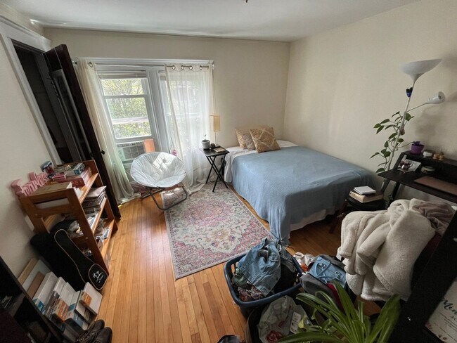 Foto del edificio - 5 bed 2 bath near Tuffts....