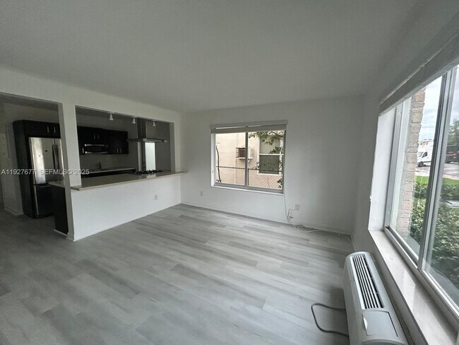 Foto del edificio - 7430 Carlyle Ave