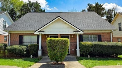 Building Photo - 4910 Pinehurst Cir