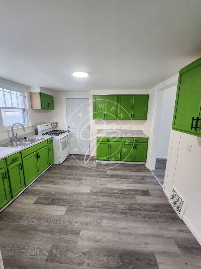 Building Photo - Spacious 3 bed 1 bath 2 story home with