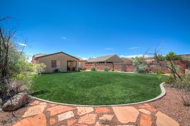 Building Photo - Beautiful Coral Canyon Home