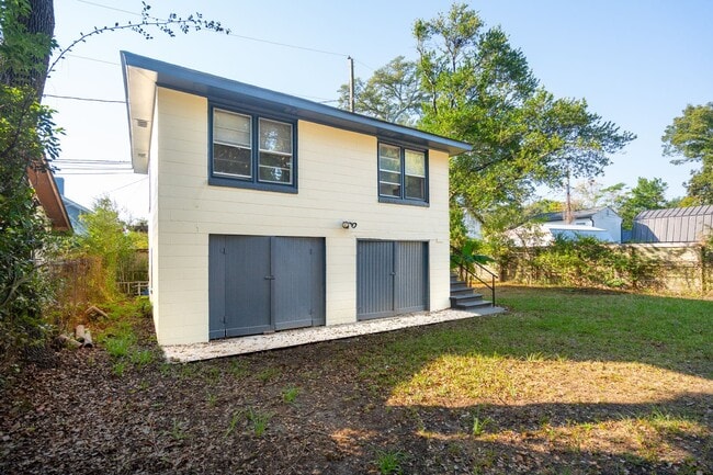 Building Photo - Quaint One BR Frog Rental - Steps from Park Circle with Private Yard!
