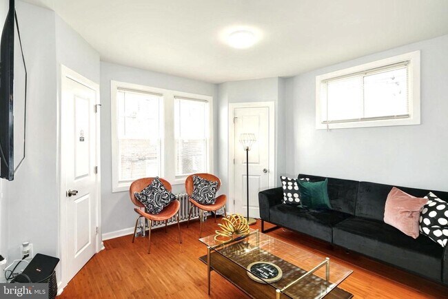 Foto del edificio - 7076 Forrest Ave