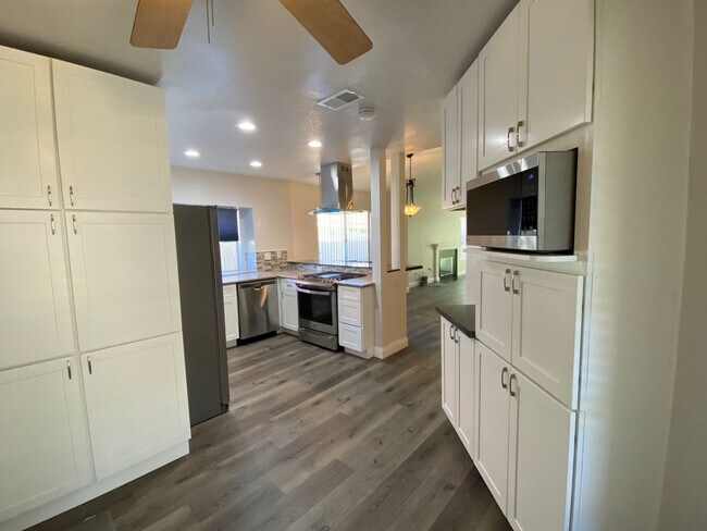 Building Photo - ***1/2 of a month's rent off*** Beautiful ...