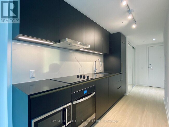 Photo du bâtiment - 8-3708 Wellesley St W