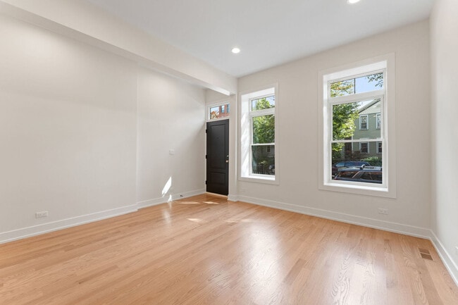 Building Photo - 1954 N Sheffield Ave