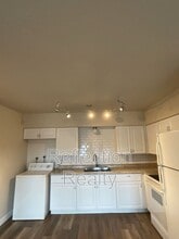 Building Photo - 402 Sunny Ln