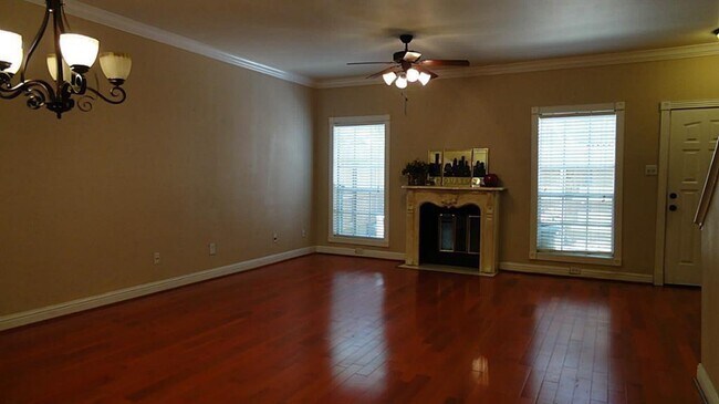 Foto del edificio - 17465 Red Oak Dr
