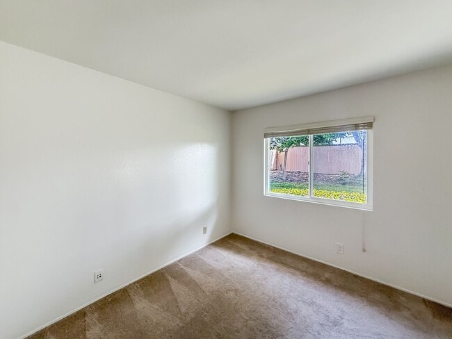Building Photo - Nice 2B/2BA w/ Private Patio, A/C, Washer/...