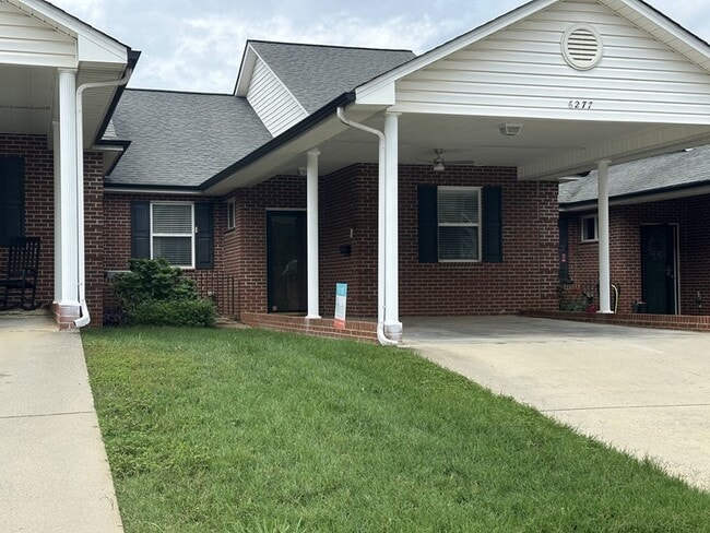 Building Photo - Beautifully renovated 2 bedroom 2 bath uni...