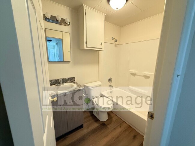 Building Photo - Cambridge Dr. (629 &amp; 637)