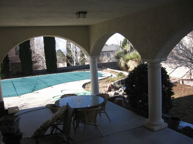 Building Photo - 1225 Sierra Larga Dr NE
