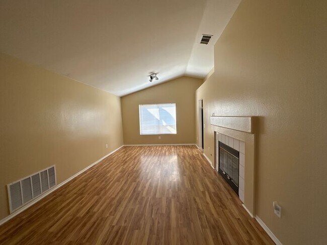 Building Photo - Imagine coming home to this hidden rare spacious find right off of a cul-de-sac