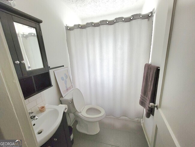 Foto del edificio - 990 Sycamore Dr